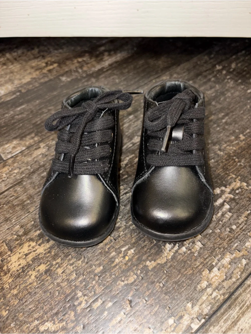 Stride Rite SRT (Sensory Response Technology) design for independent walkers.